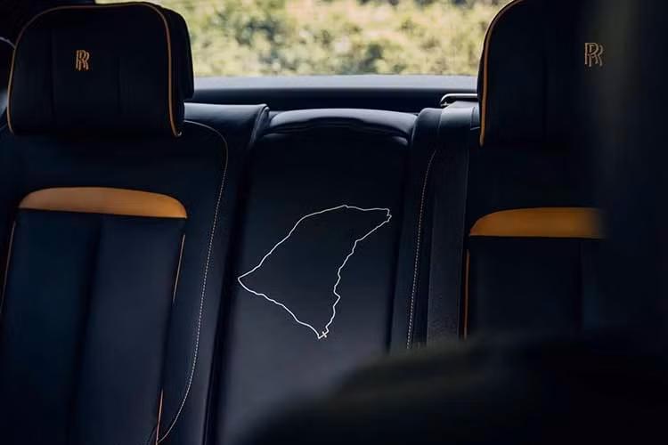 Chiếc sedan siêu sang này được trang bị tấm thảm lót bằng len cừu màu vàng Mocassin sang trọng. Họa tiết thêu tay mô phỏng sơ đồ đường đua Isle of Man Short Highroads Course đặt trang trọng ở vị trí giữa hai hàng ghế sau, được thêu hoàn toàn bằng chỉ màu trắng.