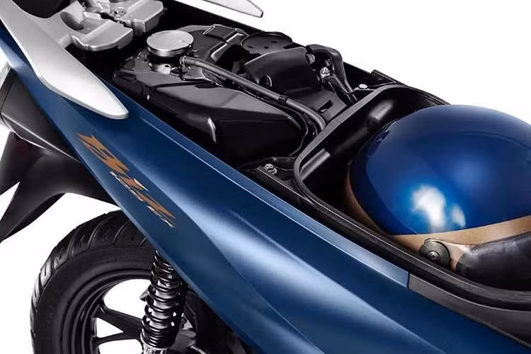 Dù có thiết kế hiện đại, Honda Biz 125 2026 vẫn sử dụng đèn pha halogen thay vì hệ thống LED toàn phần. Bù lại, xe được trang bị những tiện ích thiết thực như màn hình kỹ thuật số, hộc chứa đồ phía trước, cổng sạc USB và hệ thống CBS.