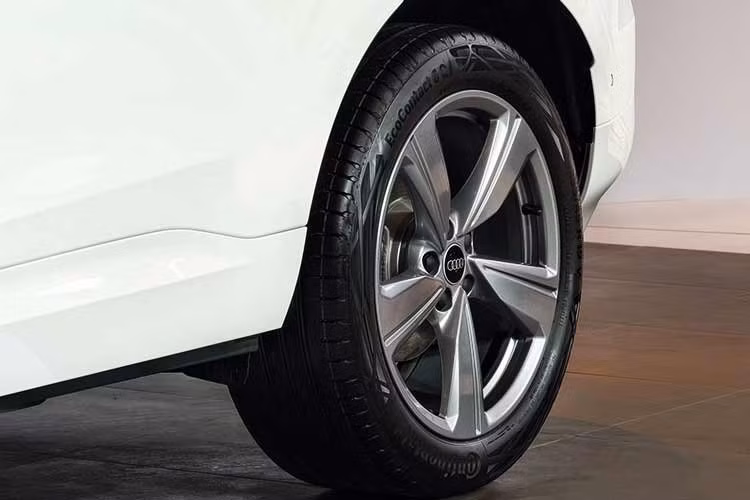 Cả 2 phiên bản đều chia sẻ chung chiều dài 4.531mm, rộng 1.859mm và chiều dài cơ sở 2.681mm. Sự khác biệt giữa Q3 và Q3 Sportback tại Việt Nam không chỉ nằm ở vòm mui. Đúng như tên gọi, bản SUV có gói ngoại thất Advanced với mâm 19 inch 10 chấu mặt kín phay 2 tông màu và ray nóc nhôm lắp sẵn. Trong khi đó gói S Line của Q3 Sportback đem tới cho xe bộ mâm 5 cánh màu xám Platinum.