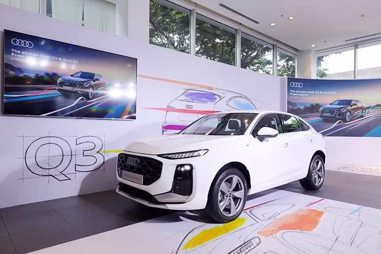 Một đường cắt ở đỉnh trụ D làm nổi bật vòm mui vuốt nhẹ nhàng và tạo nên ảo giác về mui nổi trên thân xe đang thịnh hành. Tương tự như A6 mới , Q3 có đèn hậu hai tầng, với dải đèn dưới rộng toàn phần hướng về phía đèn báo rẽ dọc, tạo thành hình chữ L. Cả 2 phiên bản tại Việt Nam cũng có sẵn đèn hậu LED Pro và logo Audi có chiếu đèn ở cửa sau.