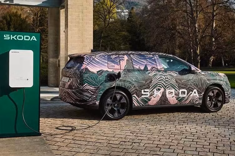 Bên cạnh đó, mẫu xe SUV Skoda Peaq hoàn toàn mới cũng sở hữu các giải pháp tiện ích thực tế mang tính đặc trưng của thương hiệu, đáng chú ý là hệ thống gạt mưa tích hợp vòi phun nước rửa kính lần đầu tiên xuất hiện trên xe Skoda.