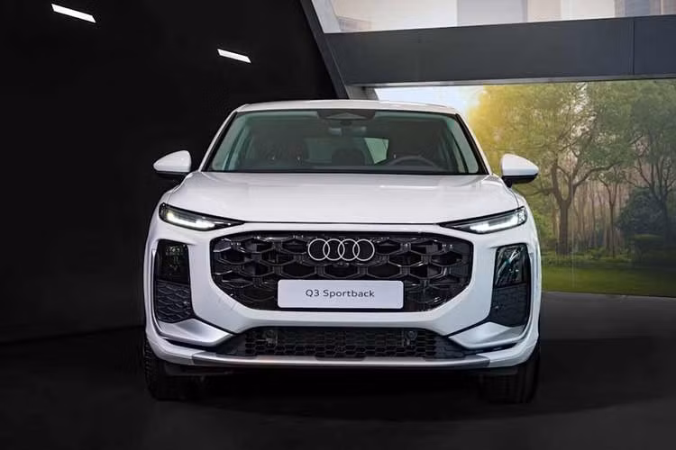 Khi mua Audi Q3 mới, khách hàng Việt có thể chọn 1 trong 8 màu sắc ngoại thất gồm trắng Arkona, đen Mythos, trắng Glacier, xanh dương Navarra, xanh dương Malpelo, xanh lá Sage, xám Tembura và đỏ Progressive. Xe sẽ được bán ra từ tháng 6/2026 với chính sách bảo hành 3 năm, không giới hạn số km.