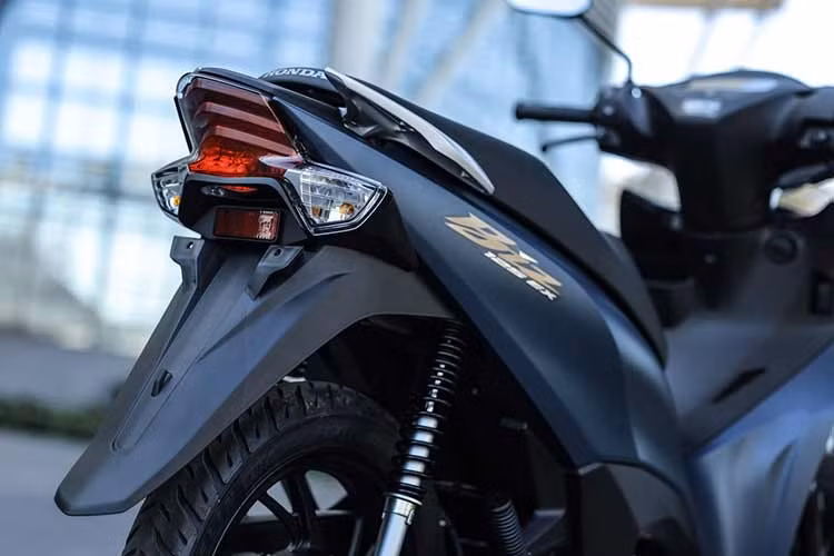 Sức mạnh của Honda Biz 125 sử dụng động cơ xi-lanh đơn, 4 thì, OHC, dung tích 123,9cc, làm mát bằng không khí, kết hợp hệ thống phun xăng điện tử và hộp số bán tự động. Khối động cơ này sản sinh công suất tối đa 9,3 mã lực tại 7.500 vòng/phút và mô-men xoắn 10,1 Nm tại 6.000 vòng/phút. Tại Brazil, xe có thể sử dụng cả xăng và ethanol.