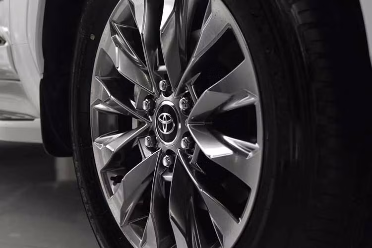 Gallery - [GALLERY] Toyota Land Cruiser Hybrid về Việt Nam sẽ "kèm lạc" gần 1 tỷ đồng? - image 6