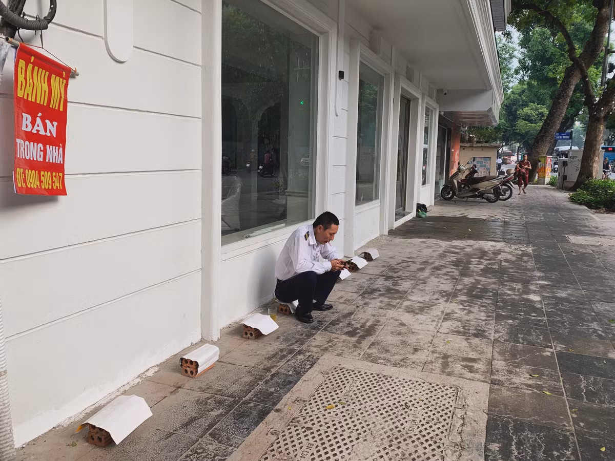 Theo đó, bên cạnh việc duy trì kỷ cương đô thị, Hà Nội cũng cần tính đến các giải pháp lâu dài như quy hoạch khu buôn bán phù hợp, hỗ trợ chuyển đổi mô hình kinh doanh hoặc tạo thêm không gian cho kinh tế nhỏ lẻ hoạt động đúng quy định.