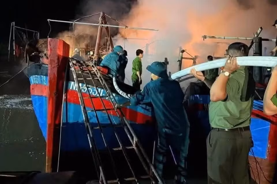 Đơn vị chức năng được huy động đến dập lửa cứu tàu.