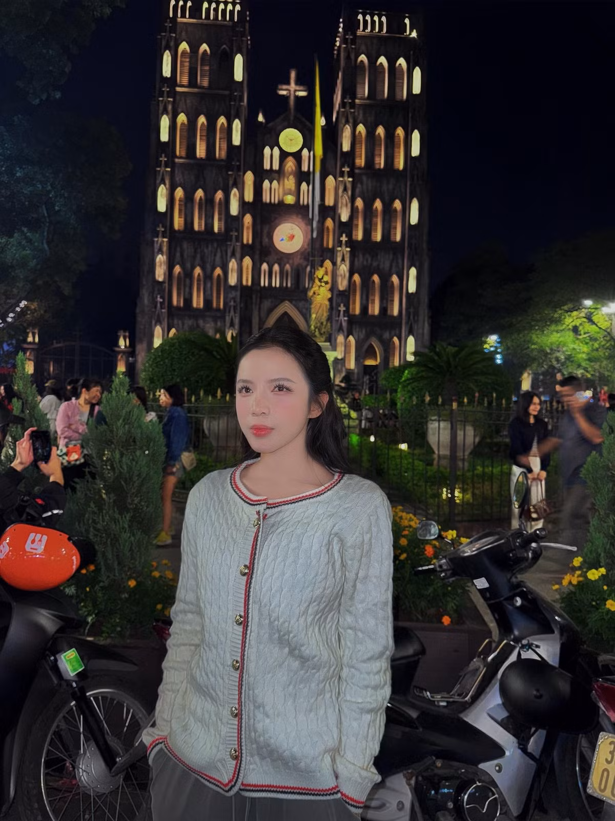 Qua các bức ảnh, có thể thấy rõ đường nét gương mặt thanh tú của chủ nhân hit "24H", từ sống mũi cao thẳng đến khuôn cằm V-line nhỏ nhắn. Mái tóc đen dài, óng ả buông xõa tự nhiên càng làm tăng thêm vẻ dịu dàng, nữ tính.