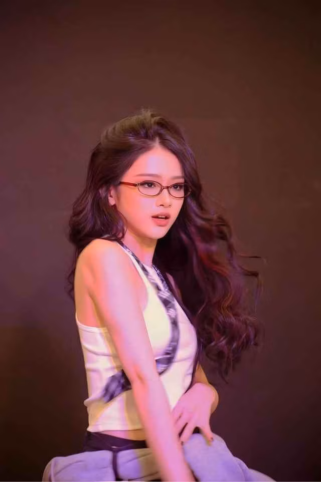 Trước đó, hot girl Linh Ka nhiều lần gây chú ý với kiểu thời trang hở hay diện bikini, nhưng cởi sạch như lần này thì cực hiếm. Bởi vậy, hình ảnh lập tức "gây bão", người theo dõi cô ngạc nhiên là điều dễ hiểu.