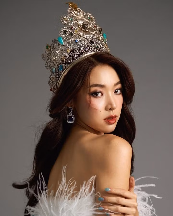 Ban đầu, Mina Sue nổi lên như "nhân vật phản diện" của mùa 5 khi theo đuổi cùng lúc nhiều người đàn ông, thậm chí hỏi cô có thể rời chương trình với hai người trong số họ hay không. Hành động táo bạo khiến cả khán giả và dàn MC đều bối rối.