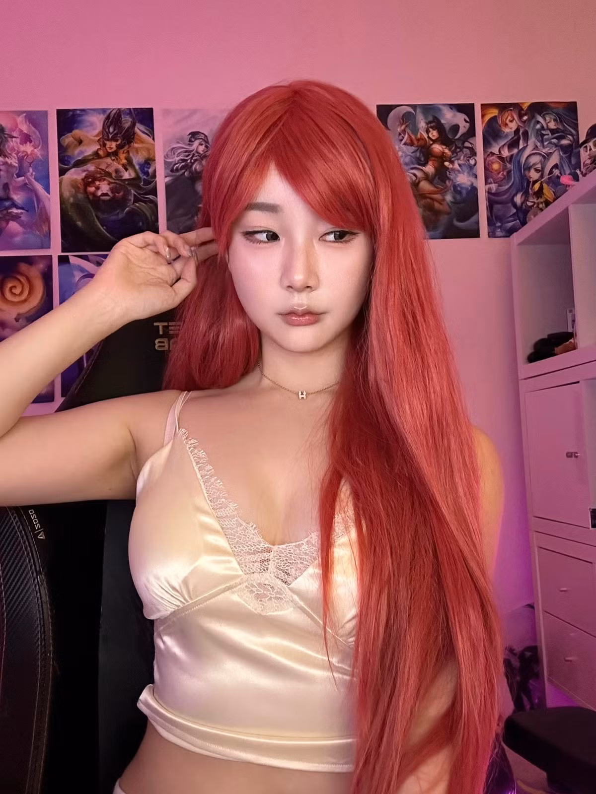 Cho ai chưa biết, Kitty ngoài công việc là MC/bình luận viên thì cô còn là cosplayer không chuyên. Những trang phục hóa trang của hot girl luôn khoe khéo thế mạnh hình thể và giúp cô thêm thu hút sự chú ý của người hâm mộ.