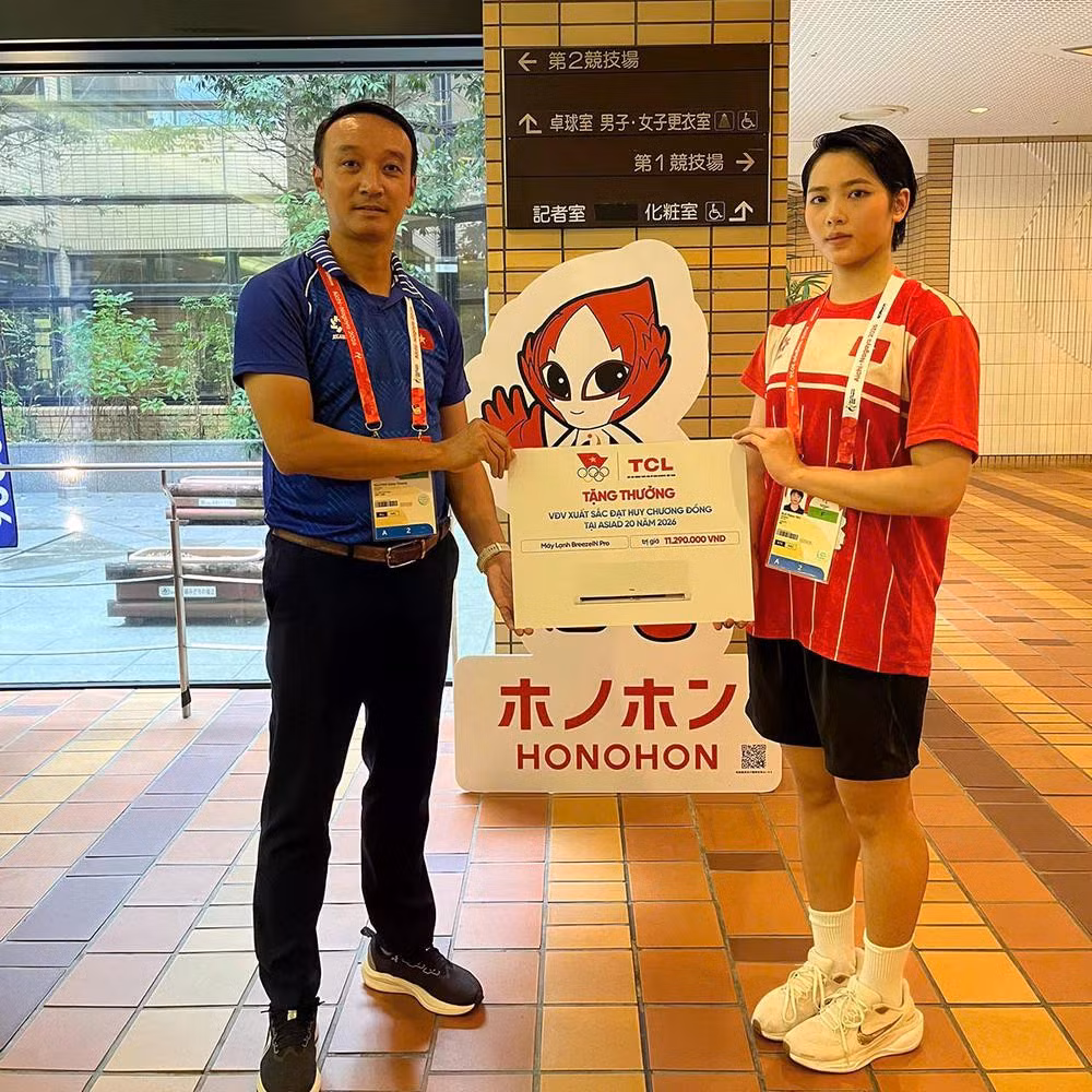 Ngọc Nhi nhận thưởng nóng sau khi giành HCĐ ASIAD 2026. Ảnh Bùi Lượng