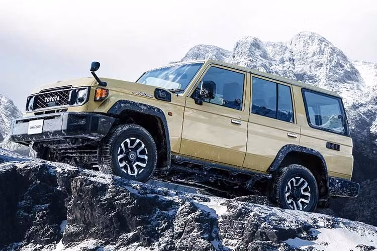 Theo thông tin từ Toyota Australia, khách hàng hiện có thể đặt hàng các phiên bản số tự động của LandCruiser 76 Series Wagon, 78 Series Troop Carrier và 79 Series Pickup. Đây là bước đi đáng chú ý sau khi hãng hoàn tất việc bổ sung hệ thống sử dụng dung dịch AdBlue trên toàn bộ dải sản phẩm, nhằm giảm phát thải khí nitơ oxit (NOx) từ động cơ diesel.