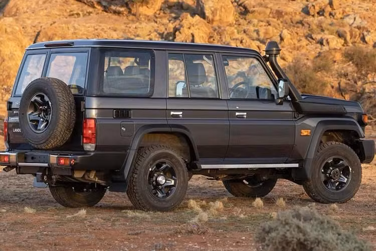 Tại thị trường quê nhà Nhật Bản, mẫu xe SUV huyền thoại Toyota Land Cruiser 70 Series khi mới ra mắt có mức giá khởi điểm từ 4.800.000 Yên (khoảng 32.500 USD – tương đương 792 triệu đồng).