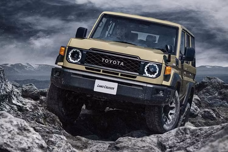 Chỉ vài tháng sau, toàn bộ dòng LandCruiser 70 Series tiếp tục bị rút khỏi thị trường để phục vụ quá trình nâng cấp, đáp ứng tiêu chuẩn khí thải Euro 6 Stage C dành cho xe hạng nặng. Dù đã mở bán trở lại một phần, Toyota cho biết các phiên bản số sàn của 78 Series, 79 Series cabin kép/sát-xi và 76 Series GXL Wagon vẫn tiếp tục tạm ngừng bán “trong thời điểm hiện tại”.