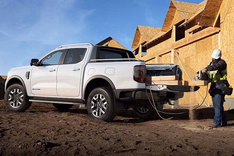 Theo hãng xe Mỹ, với hệ thống Pro Power Onboard, Ranger PHEV có thể giúp nhiều người dùng không còn phải mang theo máy phát điện chạy xăng trong các chuyến công tác, công trường, sự kiện hoặc những khu vực xa nguồn điện.
