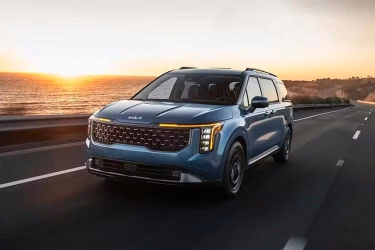 Kia Carnival 2027 mới ra mắt tại thị trường Bắc Mỹ với một số thay đổi nhỏ về trang bị cùng mức giá được điều chỉnh nhẹ. Động thái này cho thấy hãng xe Hàn Quốc đang lựa chọn cách tiếp cận thận trọng với mẫu MPV ăn khách của mình, thay vì thực hiện một cuộc nâng cấp toàn diện.