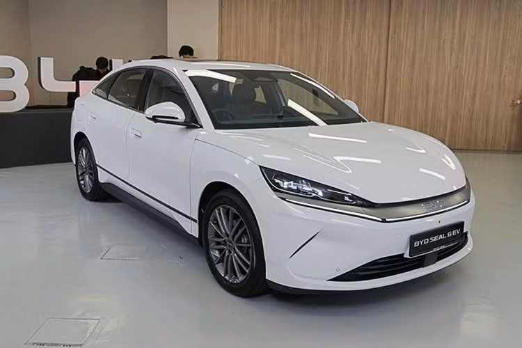 Tại Thái Lan, BYD Seal 6 Standard có giá 799.900 Baht (khoảng 639 triệu đồng), thấp hơn 100.000 Baht (80 triệu) so với bản Dynamic có giá 899.900 Baht (719 triệu) và rẻ hơn 150.000 Baht (120 triệu) so với bản Premium có giá 949.900 Baht (759 triệu). Hiện BYD chưa công bố kế hoạch bán dòng xe Seal 6 ở thị trường Việt Nam.