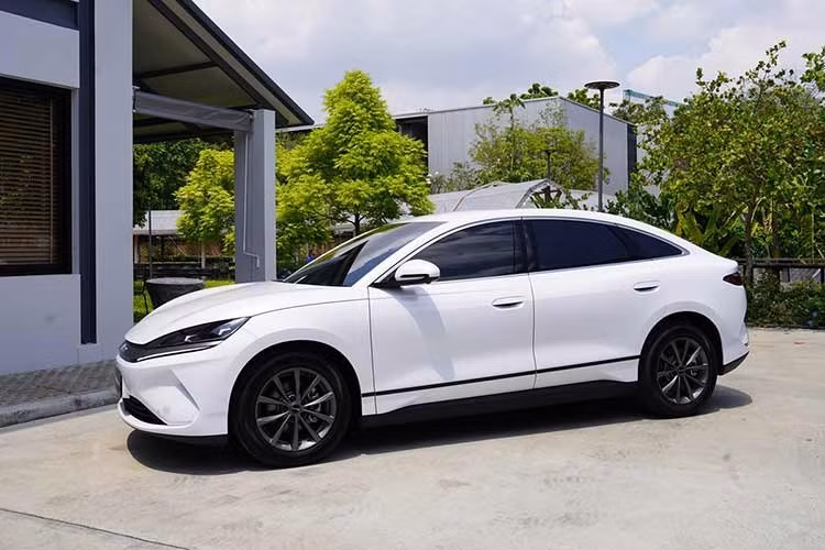 Với mức giá rẻ hơn, xe sử dụng bộ pin Blade LFP với dung lượng 46,08 kWh, nhỏ hơn đáng kể so với loại 56,64 kWh dùng trên hai phiên bản còn lại. Ngoài ra, phiên bản Standard sử dụng cùng mô-tơ điện với bản Dynamic, cho công suất tối đa 129 mã lực và mô-men xoắn cực đại 220 Nm.