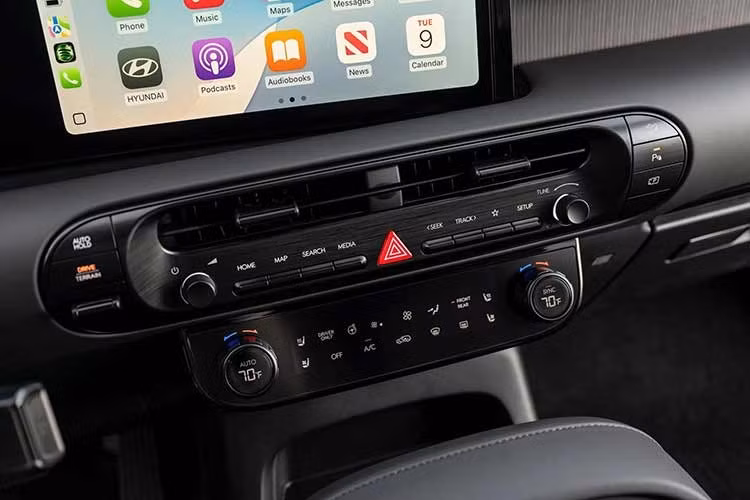 Dù mang phong cách tối giản và bí ẩn hơn, phiên bản Black Ink của Hyundai Palisade Hybrid 2027 vẫn giữ nguyên danh sách trang bị cao cấp của bản Palisade Hybrid Calligraphy. Xe được trang bị ghế trước chỉnh điện 8 hướng bọc da Nappa, tích hợp sưởi, thông gió và chế độ thư giãn.