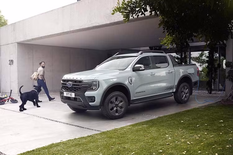 Điểm đáng chú ý là Ford không chỉ tuyên bố Ranger PHEV có thể thay thế máy phát điện, mà còn cho rằng mẫu bán tải này vận hành hiệu quả hơn ở nhiều tiêu chí quan trọng, đặc biệt là khí thải và mức tiêu thụ nhiên liệu.