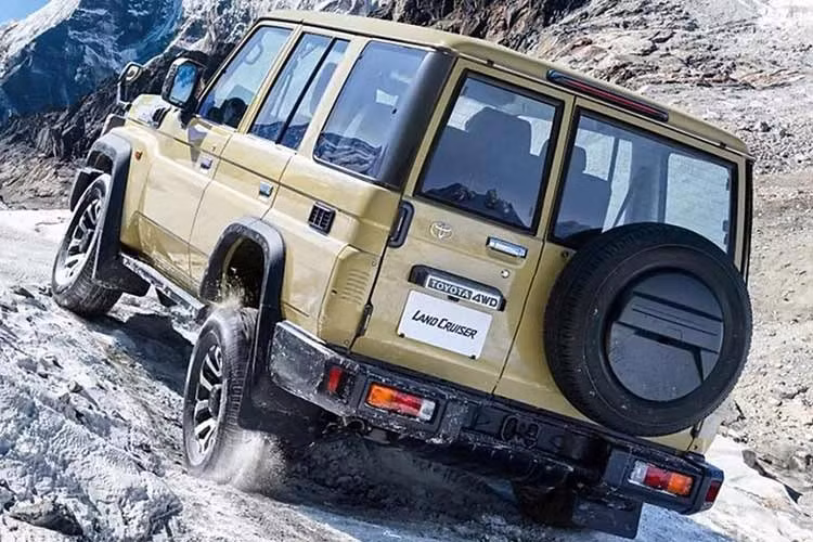 Trước đó, vào tháng 7 năm ngoái, Toyota đã tạm ngừng nhận đơn đặt hàng đối với LandCruiser 76 Series GXL Wagon số tự động. Nguyên nhân được đưa ra là tình trạng nguồn cung hạn chế khiến thời gian chờ xe kéo dài, gây không ít bức xúc cho khách hàng.