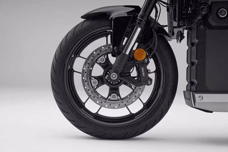 Bên cạnh hệ truyền động điện, Honda WN7 2026 mới còn được trang bị hệ thống phanh tái tạo năng lượng có thể điều chỉnh nhằm thu hồi điện năng và giảm tải cho hệ thống phanh cơ khí.