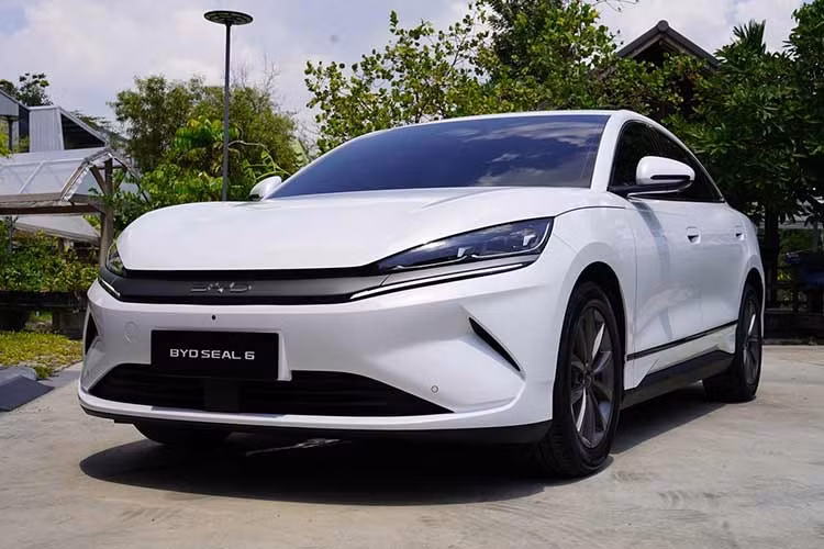Thương hiệu xe năng lượng mới BYD vừa bổ sung phiên bản tiêu chuẩn mới mang tên Standard cho dòng xe điện Seal 6 tại thị trường Thái Lan. Phiên bản này gia nhập danh mục sản phẩm cùng Dynamic và Premium với mức giá thấp hơn nhưng đánh đổi bằng phạm vi hoạt động ngắn hơn.