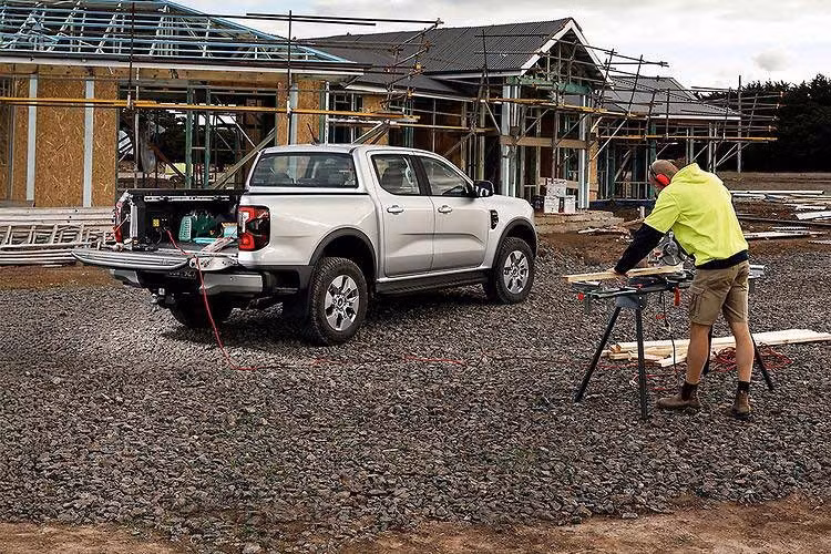 Về mức tiêu thụ nhiên liệu, Ford cho biết Ranger PHEV cũng có lợi thế rõ rệt. Hãng đã thử nghiệm xe trong nhiều trạng thái khác nhau, từ pin đầy, pin cạn với động cơ nguội cho đến pin cạn khi động cơ đã đạt nhiệt độ vận hành. tác và công nghệ quản lý nhiên liệu hiện đại.