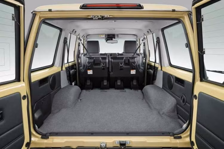 Trong bối cảnh nguồn cung bị gián đoạn, doanh số LandCruiser 70 Series tại Australia đã giảm mạnh 82% tính đến hết tháng 5 năm nay, bất chấp Toyota từng đặt thêm nguồn cung nhằm đáp ứng nhu cầu đối với cả ba kiểu thân xe trong thời gian tạm dừng bán.