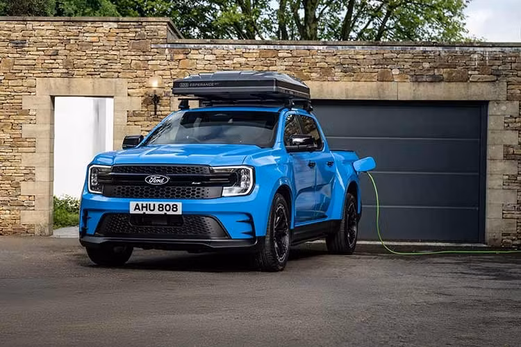 Không chỉ là một chiếc bán tải plug-in hybrid, mà còn là một nguồn điện di động sạch hơn, tiết kiệm hơn và tiện lợi hơn cho người dùng thường xuyên làm việc xa nguồn điện. Hiện tại, Ford Ranger PHEV được bán tại châu Âu, Anh và Australia.