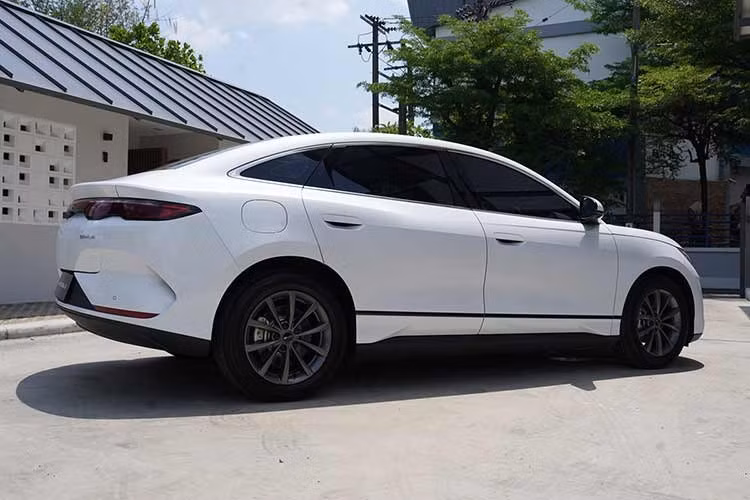 Tuy nhiên, phạm vi hoạt động của xe chỉ đạt 410 km theo tiêu chuẩn NEDC, thấp hơn mức 485 km của bản Dynamic. Không chỉ có phạm vi hoạt động thấp hơn, phiên bản Standard còn có khả năng tăng tốc chậm hơn.