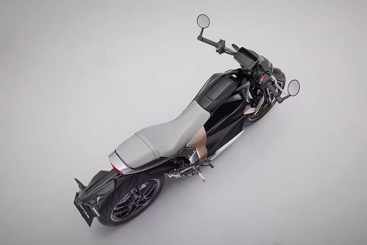 Về thiết kế, mẫu xe môtô Honda WN7 2026 chạy điện mang phong cách hoài cổ kết hợp hiện đại với cụm đèn pha vuông xếp tầng. Là một mẫu naked-bike, xe không được trang bị kính chắn gió. Bộ pin cỡ lớn đặt trong khung xe Honda WN7 tạo nên điểm nhận diện khác biệt so với các mẫu môtô động cơ đốt trong.