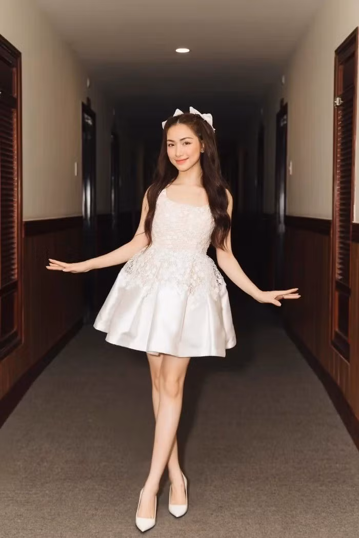 Có thể thấy, dù không thuộc tuýp người mẫu với chiều cao lý tưởng, Hòa Minzy vẫn khẳng định được vị thế trong làng giải trí Việt bằng gu thời trang thông minh, tinh tế và phù hợp.