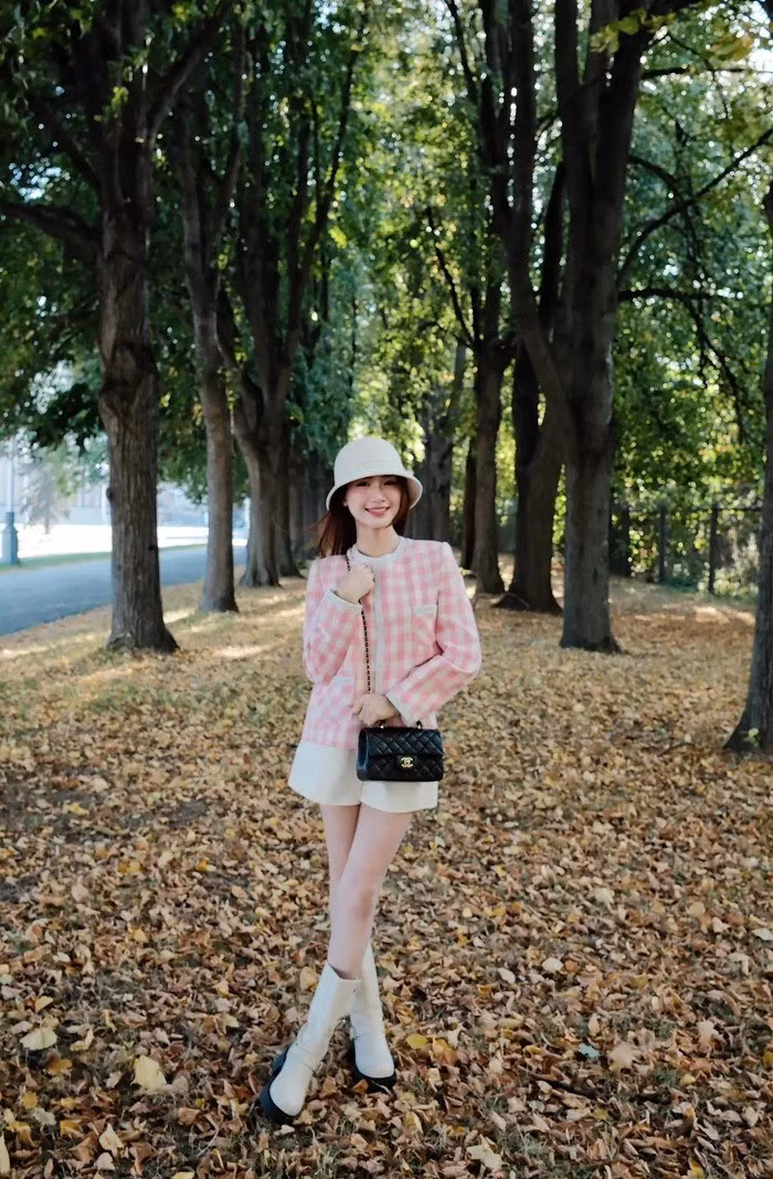Dù sở hữu chiều cao khiêm tốn chỉ 1m55, Hòa Minzy vẫn chứng minh sức hút riêng biệt nhờ gu thời trang tinh tế và khả năng “ăn gian” dáng cực khéo.