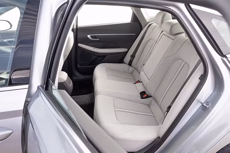 Hybrid Blue về cơ bản là phiên bản Sonata SE được trang bị hệ thống hybrid 2.0L kết hợp động cơ điện, cho công suất tổng 192 mã lực. Điểm đáng chú ý nhất của phiên bản này nằm ở khả năng tiết kiệm nhiên liệu ấn tượng.