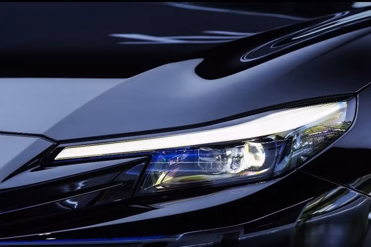 Về ngoại hình, Honda Prelude 2026 giữ nguyên phong cách từ bản concept, với kích thước dài 4.532 mm, rộng 1.880 mm, cao 1.356 mm và chiều dài cơ sở 2.606 mm. Xe sở hữu kiểu dáng coupe thể thao nhưng mềm mại hơn, phù hợp với định hướng GT.