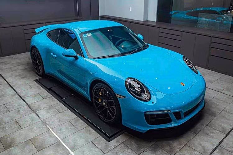 Khối động cơ trên Porsche 911 Carrera GTS thế hệ 991.2 sẽ có thời gian tăng tốc từ 0-100 km/h nhanh hơn 0,4 giây so với hộp số sàn, mức tiêu thụ nhiên liệu cũng ấn tượng hơn với chỉ 8,3 lít/100 km.