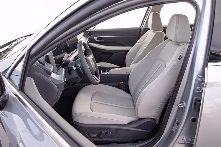 So với bản hybrid cơ bản của năm trước có giá 31.250 USD, mức giá mới giúp giảm đáng kể rào cản cho người tiêu dùng đang tìm kiếm một mẫu sedan tiết kiệm nhiên liệu.