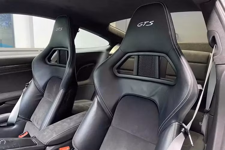 Porsche 911 Carrera GTS màu xanh Miami sử dụng hộp số 7 cấp ly hợp kép PDK, nhờ đó, mẫu xe thể thao này có thời gian tăng tốc từ vị trí xuất phát lên 100 km/h chỉ trong thời gian 3,7 giây trước khi đạt vận tốc tối đa 310 km/h.