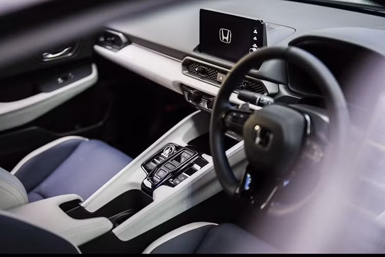 Khoang nội thất của Honda Prelude 2026 mượn nhiều chi tiết từ Civic như vô lăng đáy phẳng, bảng đồng hồ kỹ thuật số 10,2 inch và màn hình thông tin giải trí dạng cảm ứng 9 inch, hỗ trợ Apple CarPlay/Android Auto không dây.