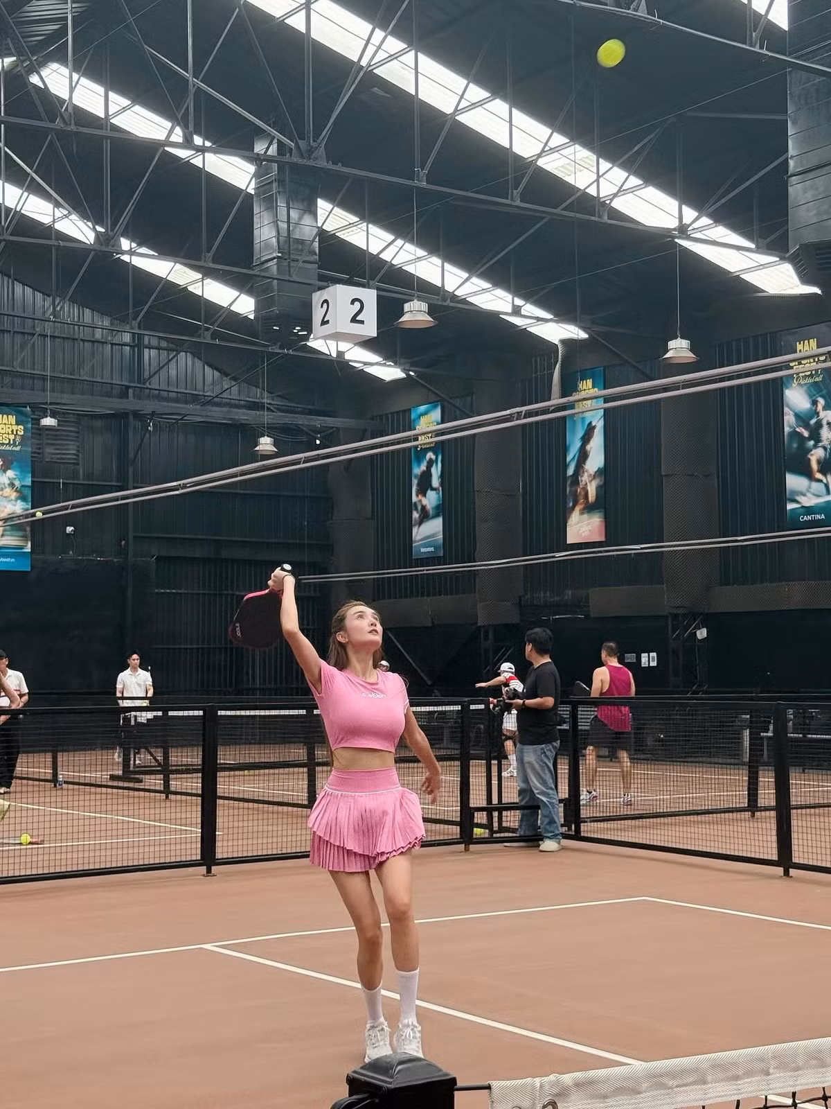 Pickleball, bộ môn thể thao kết hợp giữa tennis, cầu lông và bóng bàn, đã trở thành một phần không thể thiếu trong lịch trình của Khánh Chi.