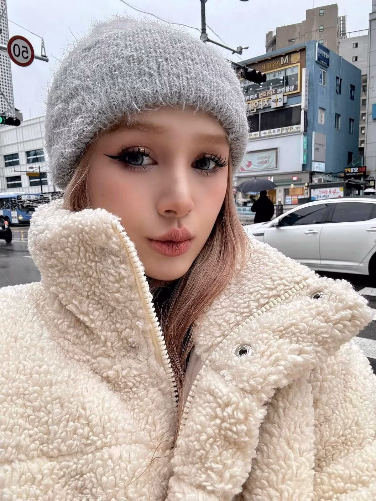 "Kết quả là bé đã giảm được 2 kg và đỡ được bệnh trào ngược mỗi tối. Dù không xuống được nhiều cân như cơ thể nhẹ nhàng hơn. Dạo này Xoài kiêng ăn tinh bột, chỉ ăn rau và thịt thôi ạ. Sau 6h tối là mình chỉ uống nước nếu cảm thấy đói", Xoài Non từng nói trong nhóm chat với fan.