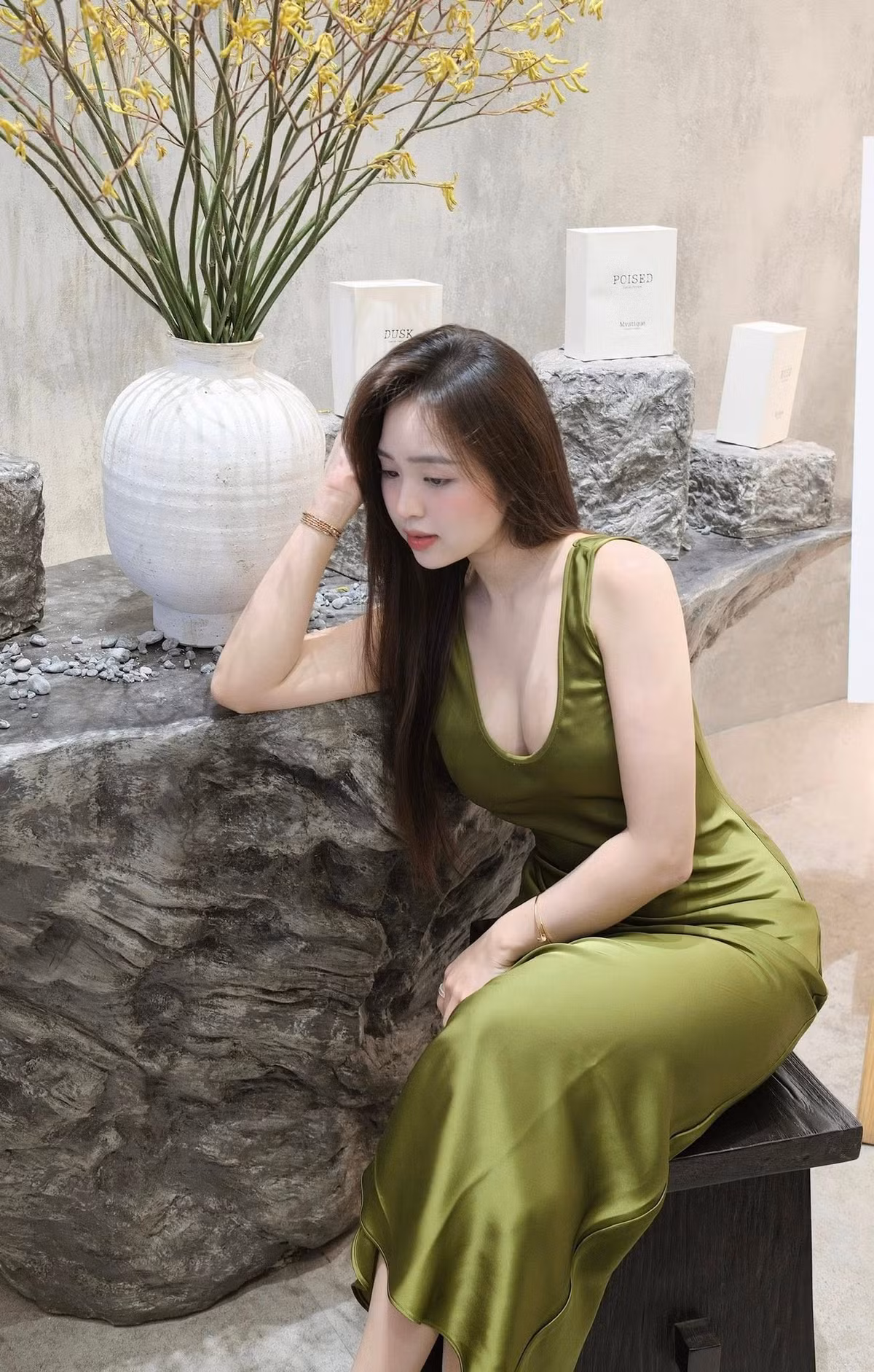 Ngay sau khi đoạn video được đăng tải, cộng đồng mạng, đặc biệt là các fan nam của Lê Phương Anh, đã có những phản ứng vô cùng mạnh mẽ..