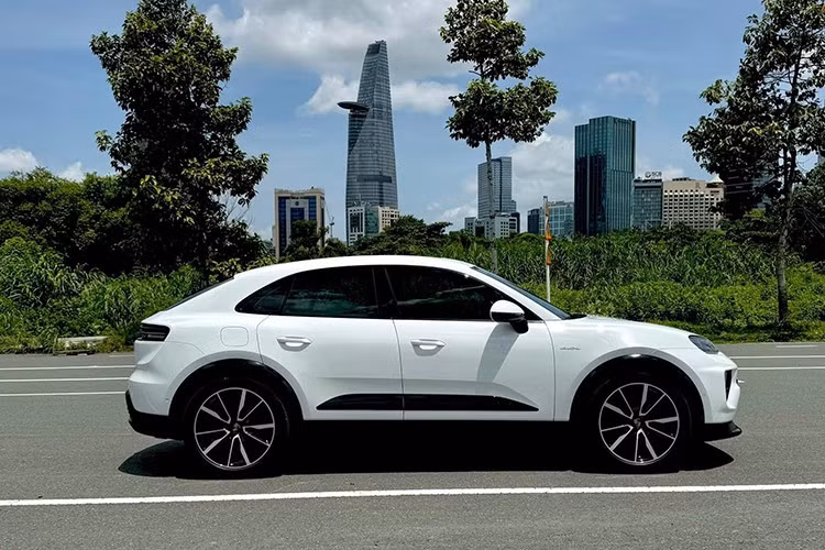 Cụ thể, chiếc xe Porsche Macan 4 2024 rao bán trên sàn xe cũ này đã chạy gần 5.000 km, xe mang ngoại thất màu trắng và nội thất đỏ, cái giá phải trả cho xe là 4 tỷ đồng, có thương lượng nhẹ. Hiện tại, giá xe Porsche Macan 4 EV tại Việt Nam theo diện chính hãng là 3,63 tỷ đồng.