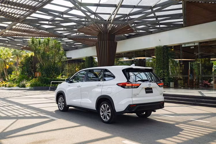 Giá xe Toyota Innova Cross HEV 990 triệu đồng. Toyota Corolla Cross HEV xếp vị trí thứ 2 với 1.194 chiếc bán ra. Toyota Corolla Cross đã trải qua đợt nâng cấp nhẹ vào đầu tháng 5/2024, giữ lại hai phiên bản V giá 820 triệu đồng và HEV giá 905 triệu đồng, bỏ phiên bản G. Xe được trang bị động cơ 1.8L kết hợp mô tơ điện, nâng tổng cộng suất lên 105 mã lực, kết hợp cùng với hộp số tự động vô cấp CVT.