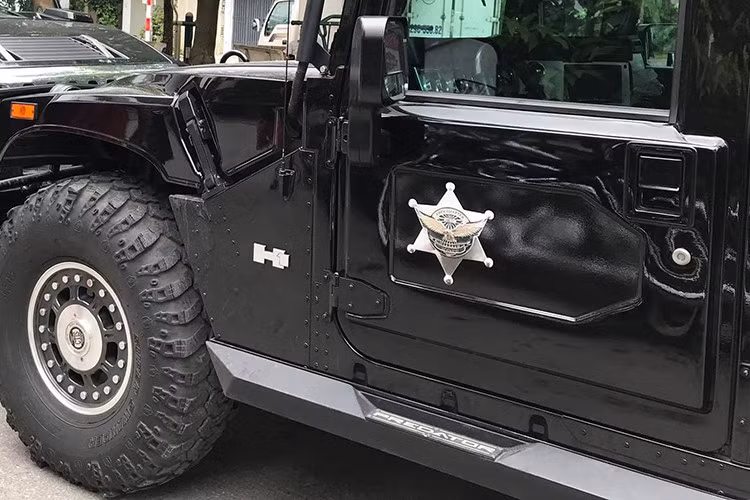 Hummer H1 có nhiều biến thể, bao gồm mui mềm, wagon và bán tải 4 cửa. Một số phiên bản hiếm gặp hơn như bán tải 2 cửa hay xe mui nghiêng 4 cửa cũng được phát triển dựa trên thiết kế nguyên mẫu của quân đội.