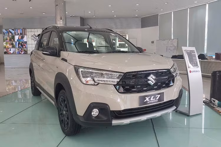 Ở vị trí thứ 3, Suzuki XL7 Hybrid ghi danh với 1.193 chiếc bán ra thị trường. Đây là mẫu xe Hybrid bán chạy nhất của thương hiệu Suzuki. Suzuki XL7 Hybrid ra mắt thị trường Việt tháng 8/2024 với tư cách là bản nâng cấp mới của XL7. Xe được nhập khẩu từ Indonesia và chỉ có 1 phiên bản duy nhất giá 599 triệu đồng.
