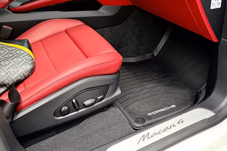 Tuy là ôtô điện nhưng Macan EV vẫn sở hữu ngoại hình đậm chất Porsche. Ngoài ra, mẫu xe này còn được thiết kế theo phong cách SUV lai Coupe, tương tự đàn anh Porsche Cayenne Coupe, với phần nóc dốc về phía sau.