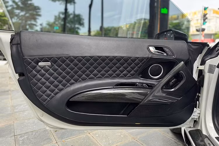 Ngoại hình xe còn có vô số chi tiết bằng sợi carbon để tạo điểm nhấn cho bộ áo màu trắng của xe cũng như mang đến trọng lượng giảm cân đáng kể. Chiếc siêu xe Audi R8 độ body kit Regula được trang bị bộ la-zăng mới của hãng Oxigin, sơn màu đen.