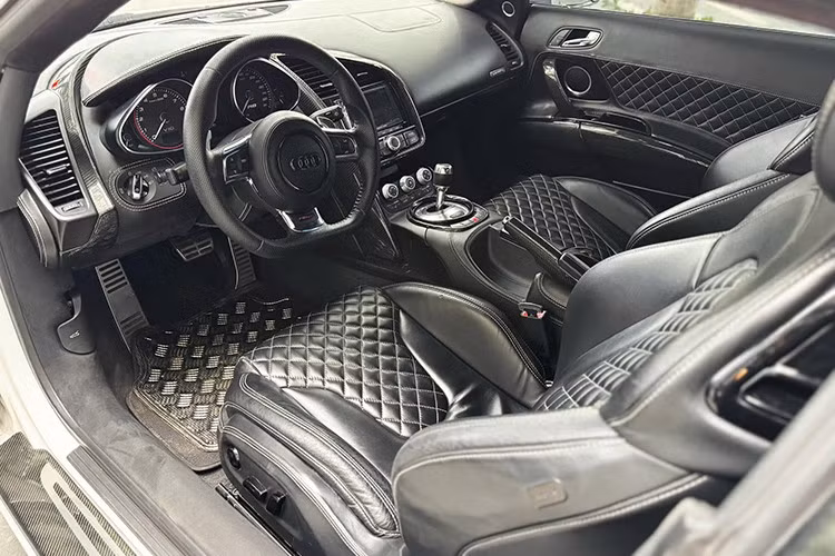 Các hốc gió trước được mở rộng ra vừa mang đến ngoại hình hiếu chiến cũng như mang đến khí động học tốt hơn cho siêu xe Audi R8 độ body kit Regula này.